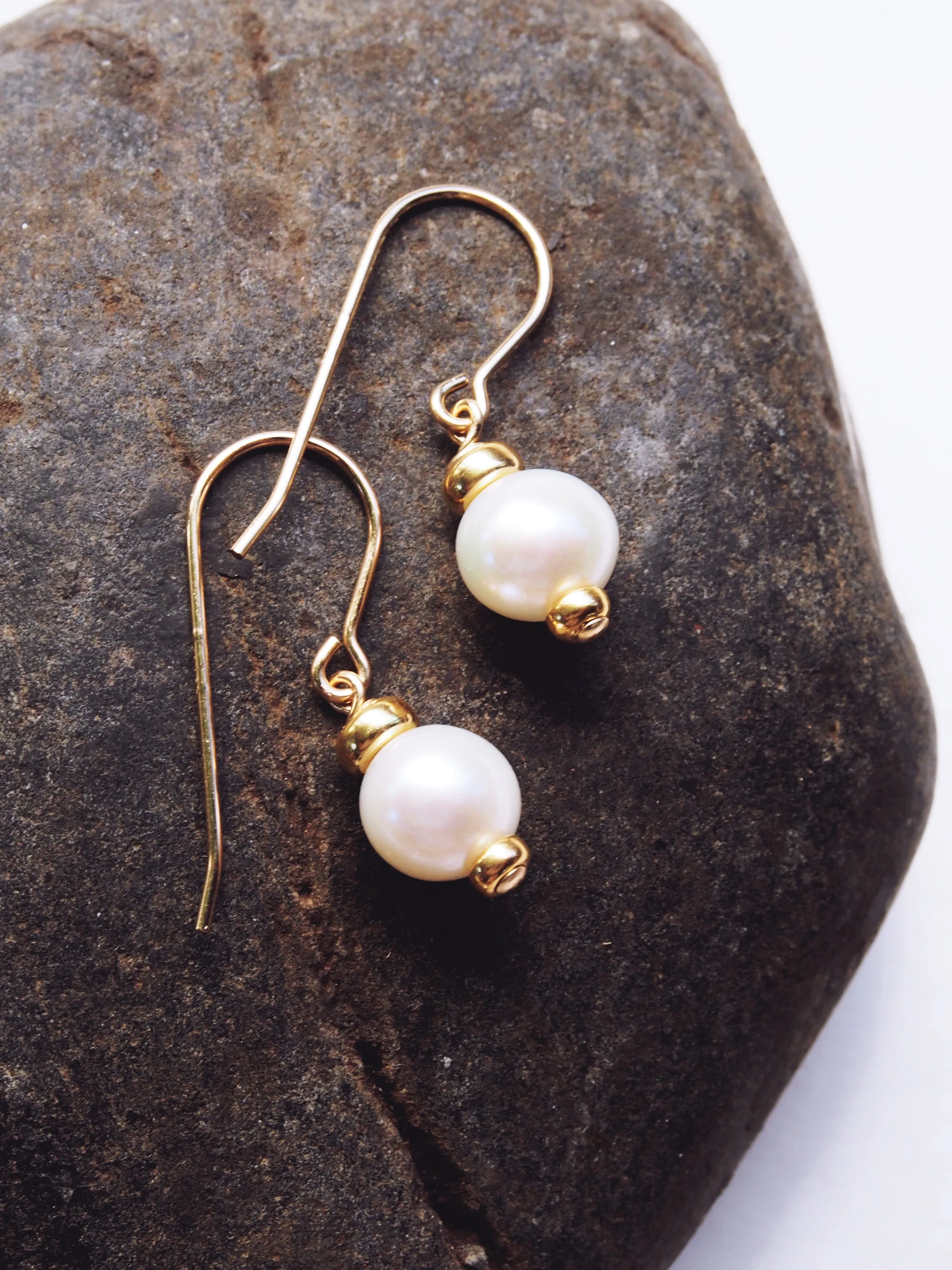 White Round Freshwater Pearl Earrings - Aheahe